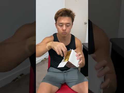 甘い物が大好きなマッチョ。海外のマッチョスイーツ発見したので食べてみた！#Shorts