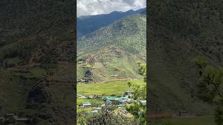 🛬 パロ国際空港への劇的な着陸　the dramatic landing at the Paro international airport #shorts #着陸 #landing