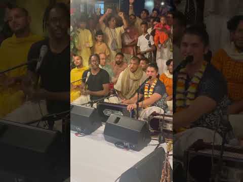 Yogindra Prabhu’s kirtan radiates divine devotion, uplifting hearts with every soulful melody! 🎶✨