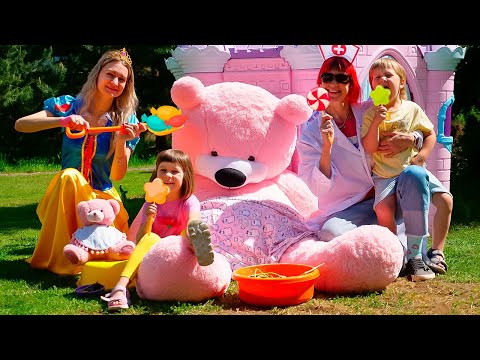 Family Saves Princess and Feeds Toy Bears | Fun Activities for Kids with Toy Food