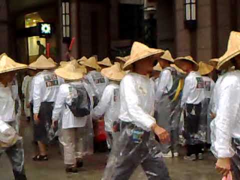 人民作主10日雨中出發，路人拍照