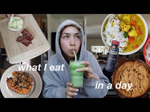 my matcha latte recipe + what I eat in a day  *realistic, easy fall meals*