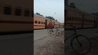 Superfast train #actrain #bigyrain #railway #track #rail #station #yellowtrain #train #viral