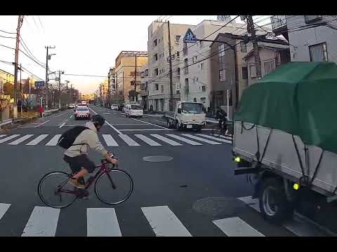 【ドラレコ】横断歩道で自転車が急に飛び出しトラックに轢かれる【車載動画 / ドライブレコーダー】