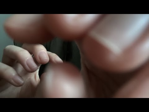 ASMR こちょこちょとくすぐるようなハンドムーブメント＆ペットボトルの音[Hand Movements/Nail Tapping Sounds/plastic bottle/画面暗め/バイノーラル]