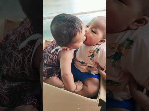 Sweet kisses in a box!💕Adorable moment captured💕sweet baby kiss#babykisses#toocute#babylove#viral