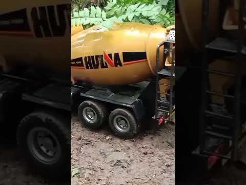 truk mixer kejebak di jalan berlobang dan berlumpur #kontruksi #rc #viral #toys #rcconstruction