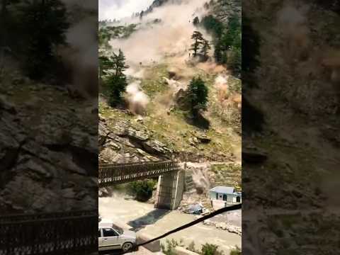 India 🇮🇳 Manali video capturing during landslides #shortvideo #india #mountains